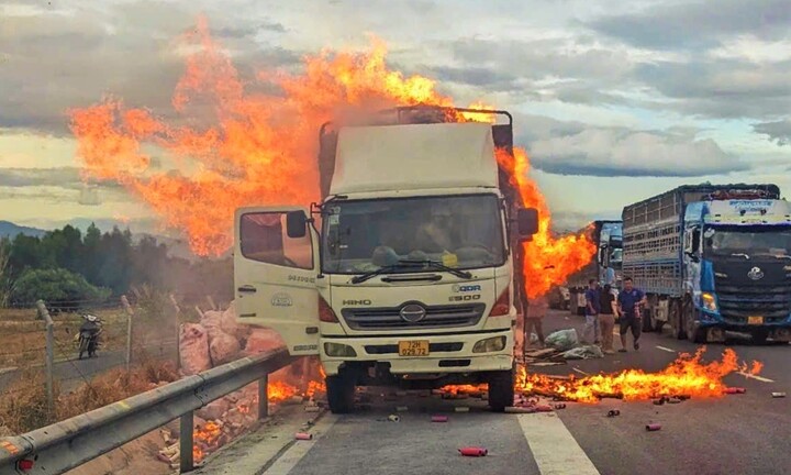 Xe tải bốc cháy trên cao tốc Vĩnh Hảo - Phan Thiết