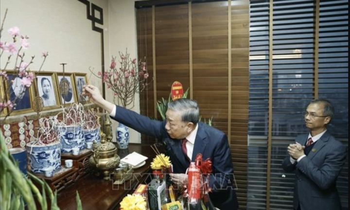 Tổng Bí thư thắp hương tưởng nhớ các đồng chí nguyên lãnh đạo Đảng, Nhà nước