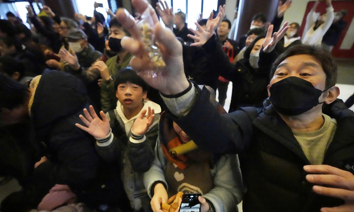 Nghi thức ‘ném đồ ăn’ kỳ lạ mang ý nghĩa phát tài ở châu Á