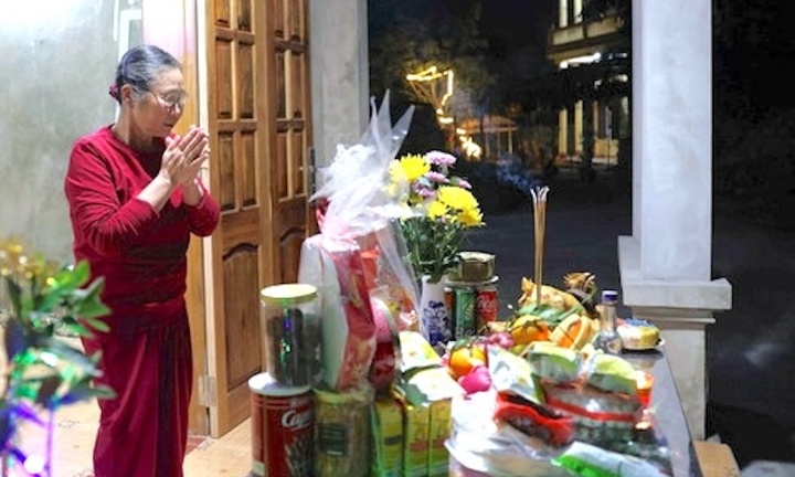Cúng giao thừa ngoài trời hay trong nhà trước​?