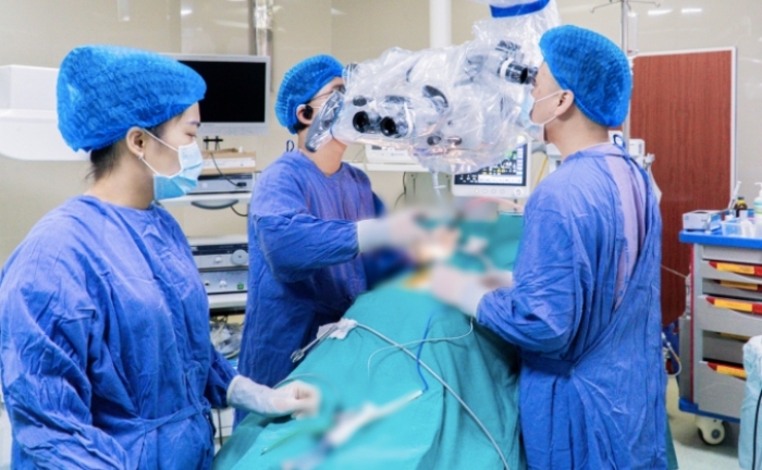 Người nhà bệnh nhân đòi chuyển viện vì bác sĩ mổ 'không phải giáo sư'