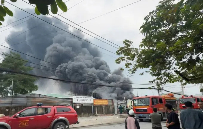 Lửa thiêu rụi kho phế liệu ở TP.HCM