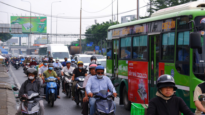 Người dân bắt đầu về quê đón Tết, cửa ngõ TP.HCM ùn ứ cả ngày