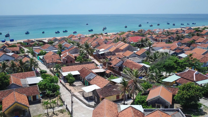 Độc đáo ngôi làng '100% nhà lợp mái đỏ' bên biển Đắk Lắk