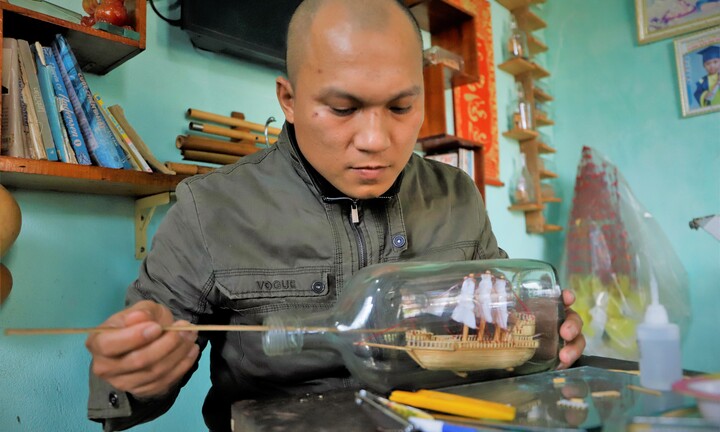 Độc lạ: Người đàn ông tại Gia Lai thu nhỏ thế giới vào chai thủy tinh