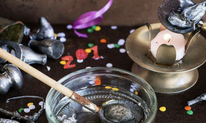 Đập đĩa, đốt hình nộm: Thế giới đón năm mới kỳ lạ thế nào? 