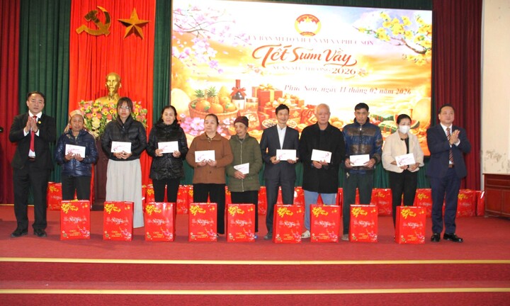 Xã Phúc Sơn, Hà Nội trao quà Tết cho gần 700 hộ gia đình