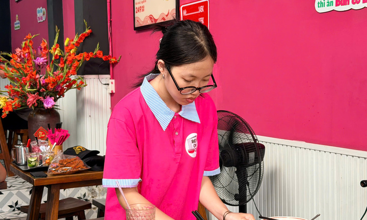  Sinh viên ở lại TP.HCM làm thêm xuyên Tết, nhận lương bằng cả tháng 