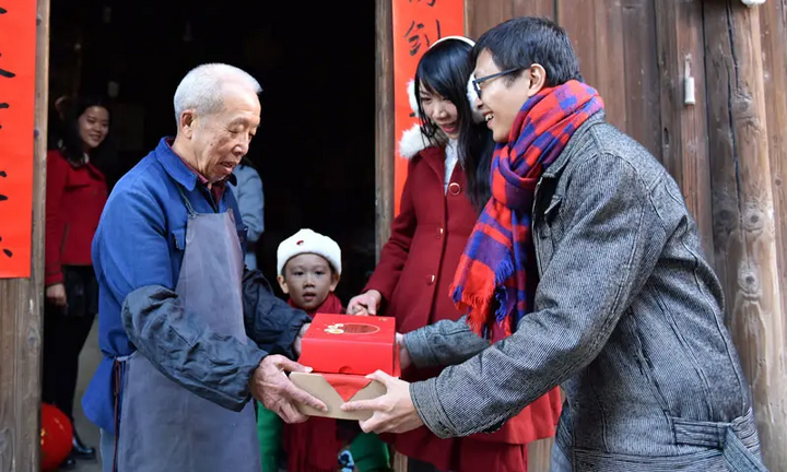 Vì sao người Trung Quốc thường 'kiêng' biếu quà vào buổi tối?