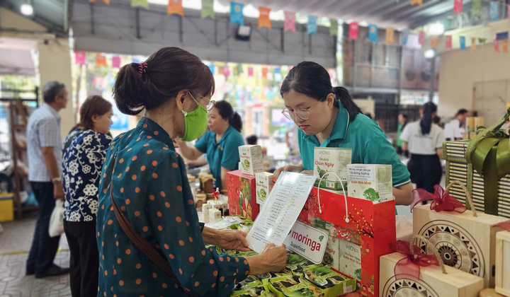 Người dân TP.HCM rủ nhau đi chợ xanh, gom hương vị Tết từ nông sản sạch