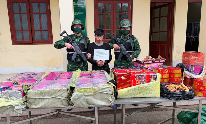 Ôm hàng trăm kg pháo lậu bơi qua sông về Việt Nam