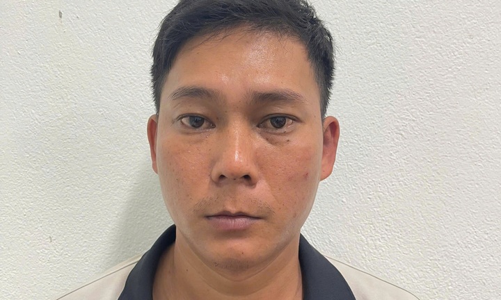 Tạm giữ hình sự người đàn ông thuê xe khách vận chuyển hơn 1 tạ pháo lậu