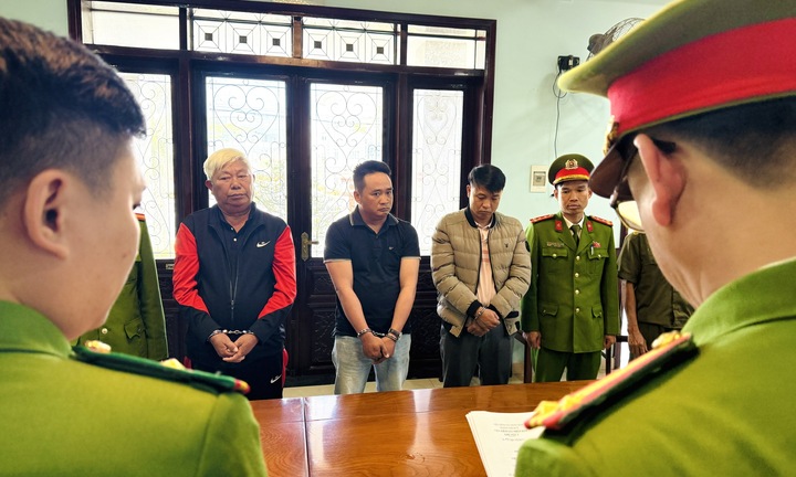 Khai thác vượt phạm vi cấp phép, giám đốc mỏ cao lanh cùng thuộc cấp bị bắt