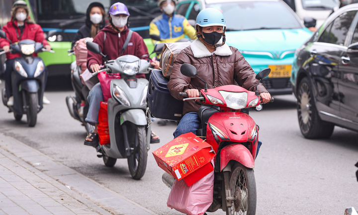 Tay xách nách mang rời Thủ đô về quê ăn Tết