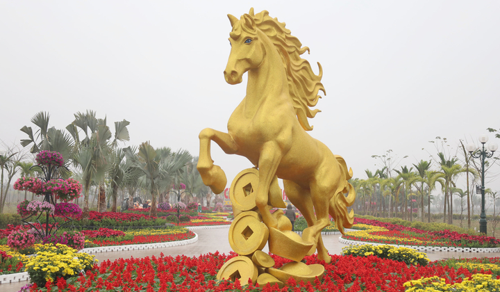 Ngắm linh vật Kim Mã giữa quảng trường ngập sắc hoa ở Hải Phòng