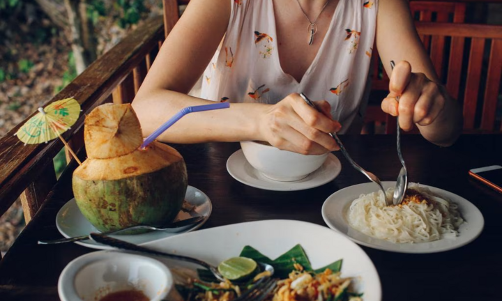 Vì sao người Thái Lan ăn bằng thìa và nĩa thay vì dùng đũa?