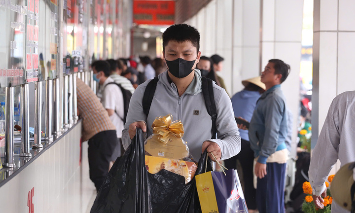 Ngày làm việc cuối trước kỳ nghỉ Tết, bến xe ở TP.HCM chật kín người về quê