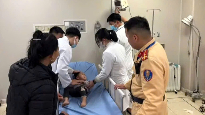 Cảnh sát giao thông Lào Cai mở đường đưa cháu bé bị ngã từ tầng 2 đi cấp cứu