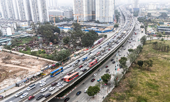 Người dân ùn ùn về quê, Vành đai 3 Hà Nội ùn tắc kéo dài 5km sáng 26 Tết