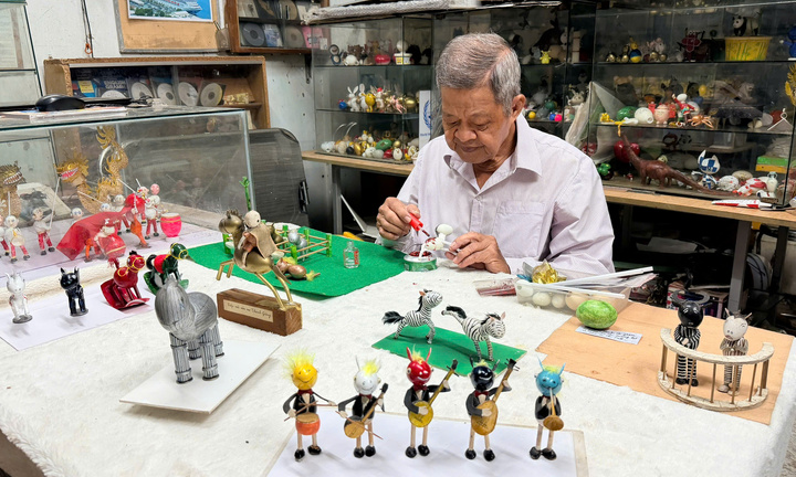 Thầy giáo già làm linh vật ngựa Tết Bính Ngọ 2026 bằng vỏ trứng gà