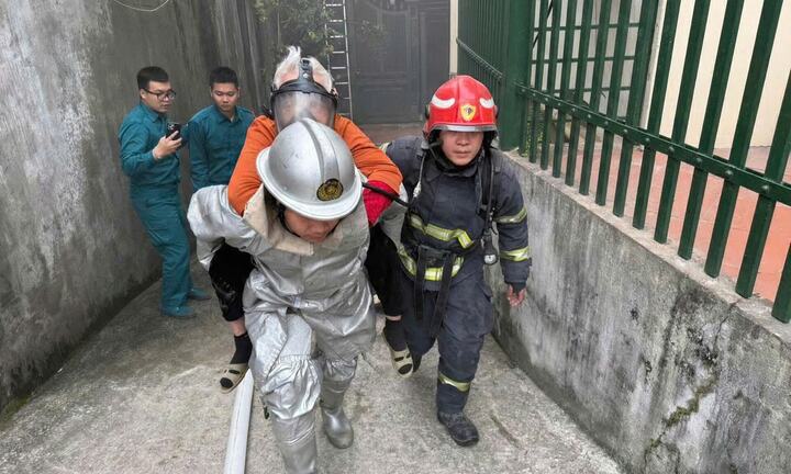 Cảnh sát giải cứu cụ bà và cháu nhỏ mắc kẹt trong căn nhà bốc cháy ngày cận Tết