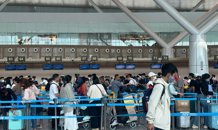 Sân bay Tân Sơn Nhất đón lượng khách kỷ lục, hơn 1.000 chuyến bay ngày 26 Tết