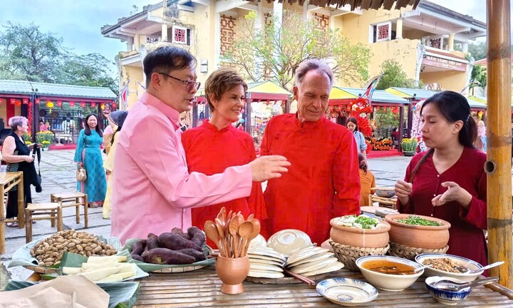 Du khách nước ngoài mặc áo dài, hào hứng trải nghiệm Tết xưa ở Đà Nẵng