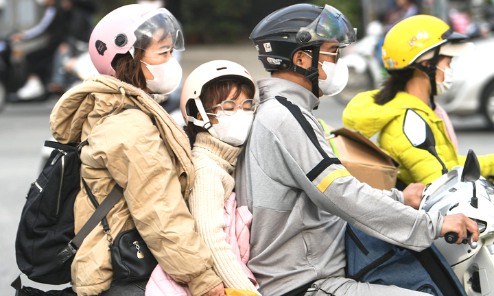 Trẻ nhỏ ngủ gục trên xe máy theo cha mẹ rời Thủ đô về quê đón Tết