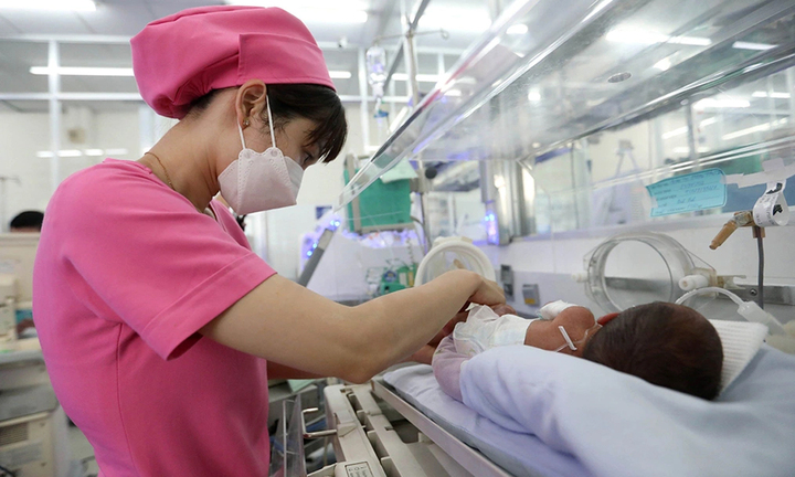 Yêu cầu bổ sung chính sách hỗ trợ phụ nữ sinh đủ 2 con trước 35 tuổi