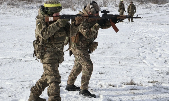 Lính Ukraine khổ cực chống chọi băng giá ở chiến hào giữa mùa đông khắc nghiệt