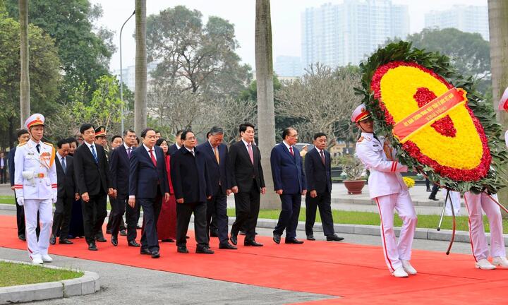 Lãnh đạo Đảng, Nhà nước và TP Hà Nội dâng hương tưởng niệm tại Nghĩa trang Mai Dịch