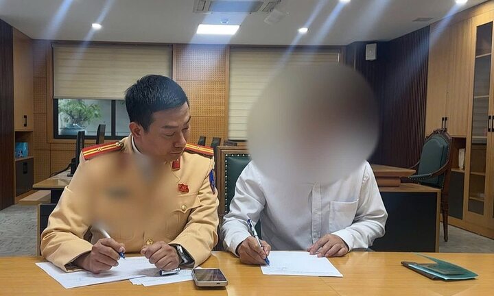 Phạt 23 triệu đồng tài xế ô tô buộc cành đào che lấp biển số