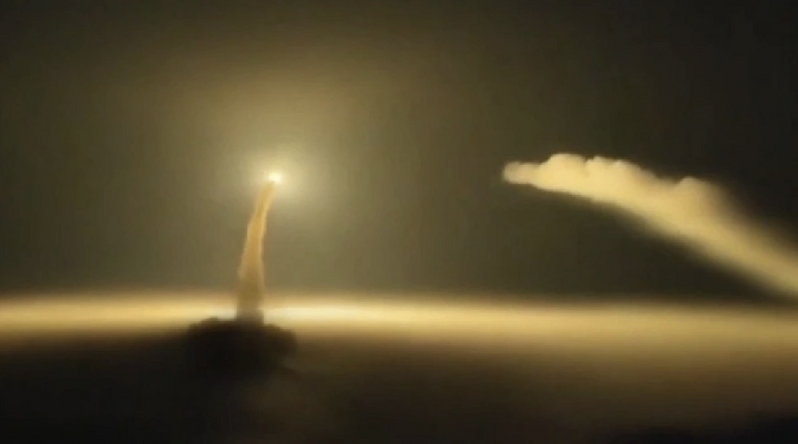 Ukraine tập kích kho đạn lớn của Nga bằng tên lửa Flamingo