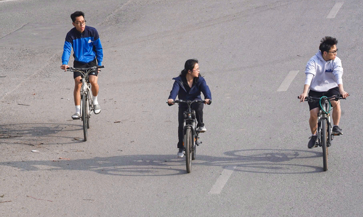 Ngày đầu nghỉ Tết, Hà Nội vắng xe, người dân thong dong dạo phố