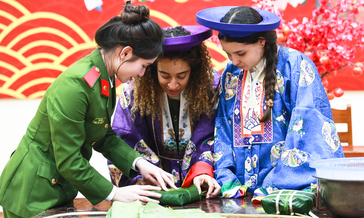 Sinh viên quốc tế lần đầu mặc áo dài Nhật Bình, gói bánh chưng đón Tết Việt