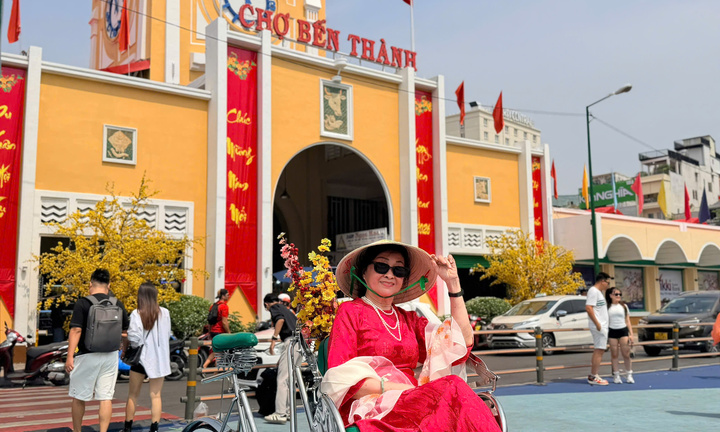 Người dân TP.HCM nô nức xuống phố du xuân, đón Tết cận kề