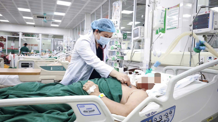 Bữa cơm tất niên nguội lạnh và những bác sĩ không nhớ nổi mùng mấy Tết