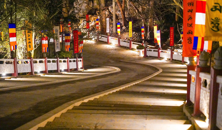 Chùa Hương sạch bóng hàng quán rong, không gian trở lại thanh tịnh