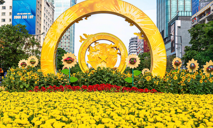 Cận cảnh đường hoa Nguyễn Huệ trước giờ khai mạc