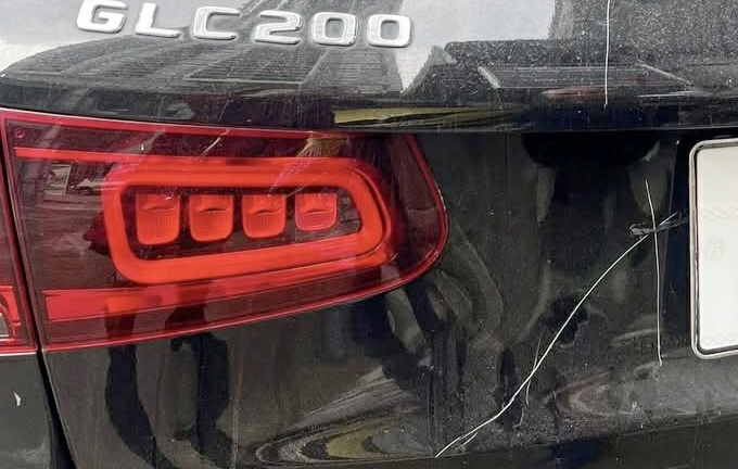 Khởi tố vụ án xe Mercedes bị cào xước thân xe khi đỗ trên vỉa hè ở Hà Nội