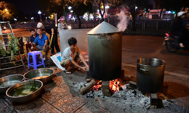Người dân TP.HCM đỏ lửa nấu bánh chưng xuyên đêm, giữ hương vị Tết