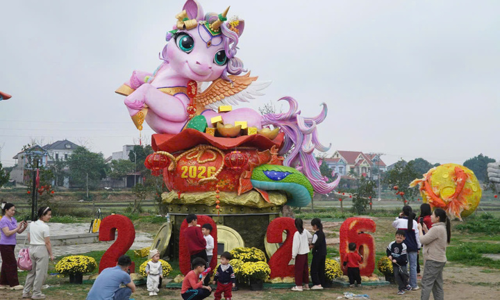 Bí mật phía sau linh vật 'ngựa hạnh phúc' ở Bắc Ninh hút khách dịp Tết 
