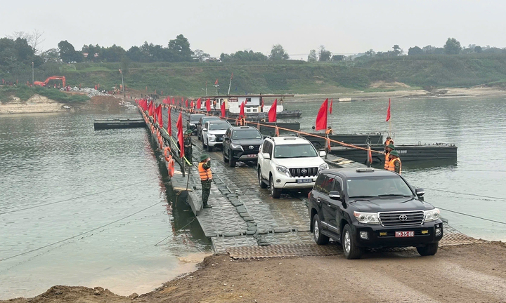 Thông xe cầu phao Đoan Hùng bắc qua sông Lô, phục vụ người dân đi lại dịp Tết