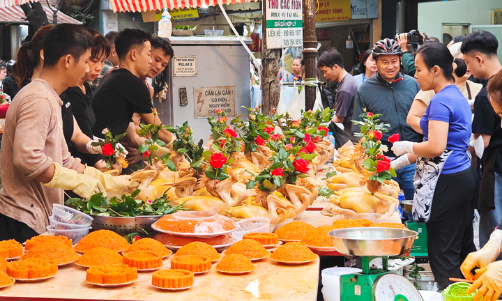 Gà luộc gần 1,8 triệu đồng/con vẫn ‘cháy hàng’ ở chợ Hàng Bè sáng 29 Tết 