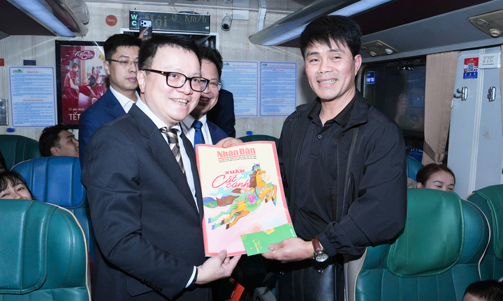 Rời ga Hà Nội, chuyến tàu hạnh phúc đêm Giao thừa lăn bánh vào Nam