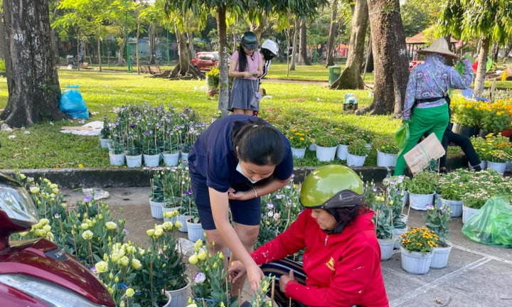 Nhiều chợ hoa TP.HCM trống trơn sáng 29 Tết, tiểu thương bán hết dọn hàng về sớm