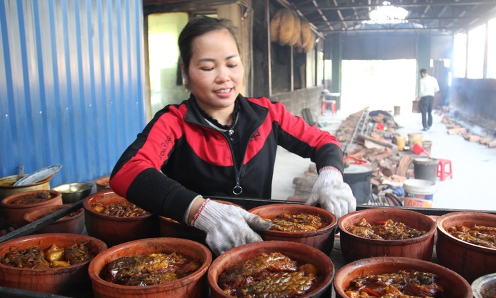 Cá kho làng Vũ Đại đỏ lửa xuyên Tết, mỗi gia đình thu hơn nửa tỷ đồng