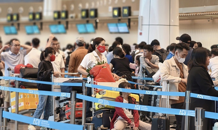 Gần 120.000 khách qua Sân bay Tân Sơn Nhất ngày 29 Tết, hạ nhiệt sau cao điểm