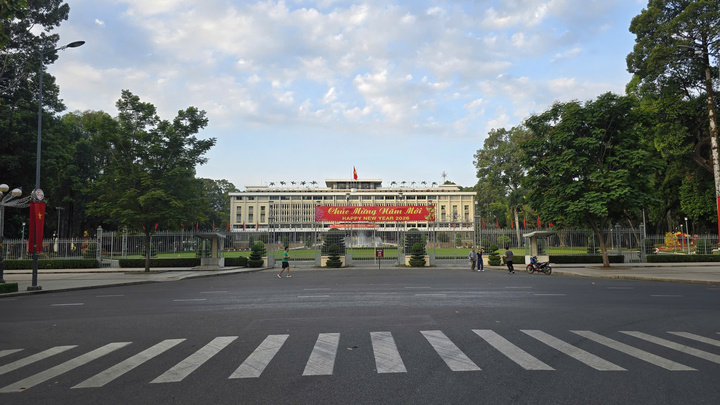 Cảnh vắng lặng hiếm thấy của đường phố Hà Nội, TP.HCM sáng mùng 1 Tết