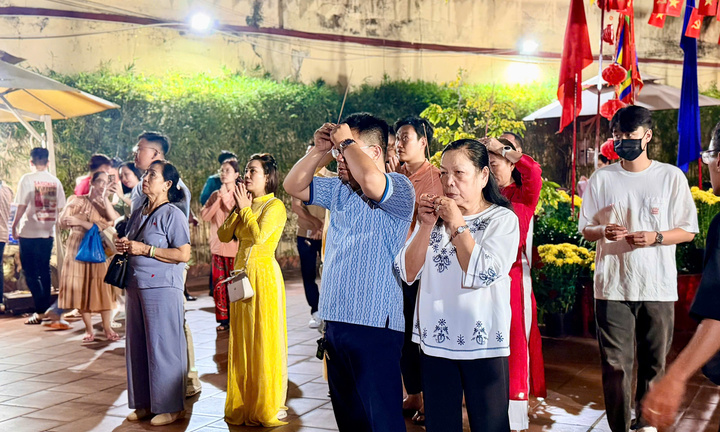 Người dân nườm nượp đi lễ Đền Đức Thánh Trần ngay thời khắc chuyển giao năm mới